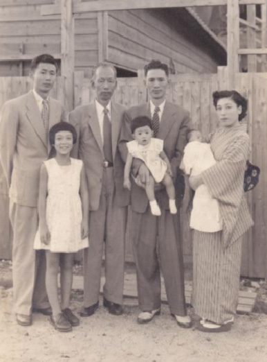 1950年写真 創業当時の健民（右から二人目）