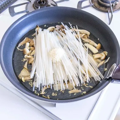 ワンパンで簡単♪濃厚きのこのモチモチクリームパスタ_作り方