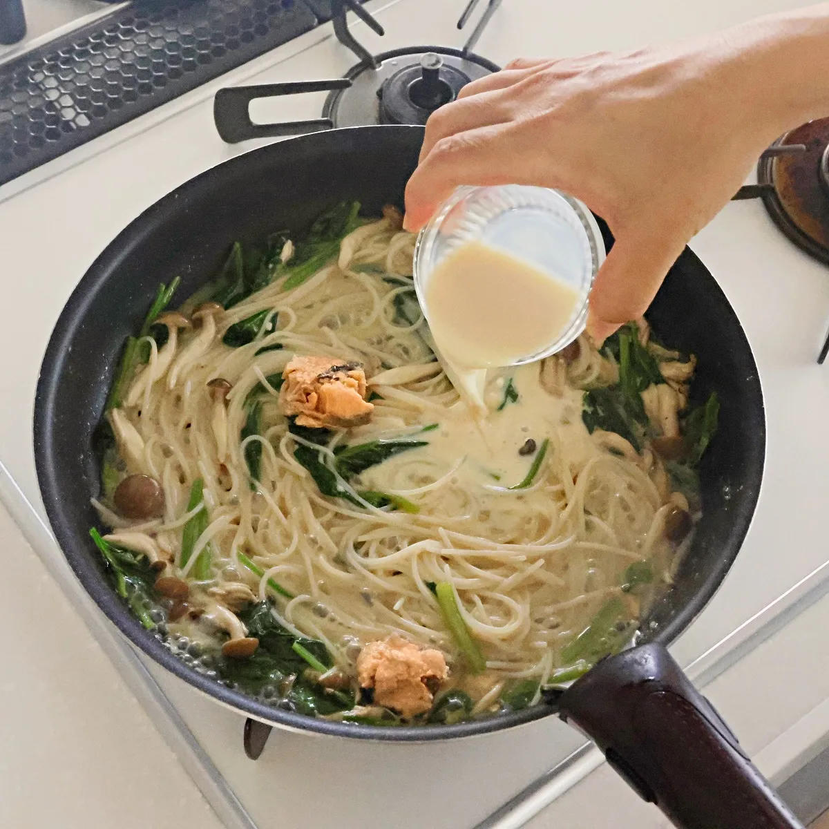 簡単ワンパン調理!生クリーム不要!鮭のクリームパスタ_作り方