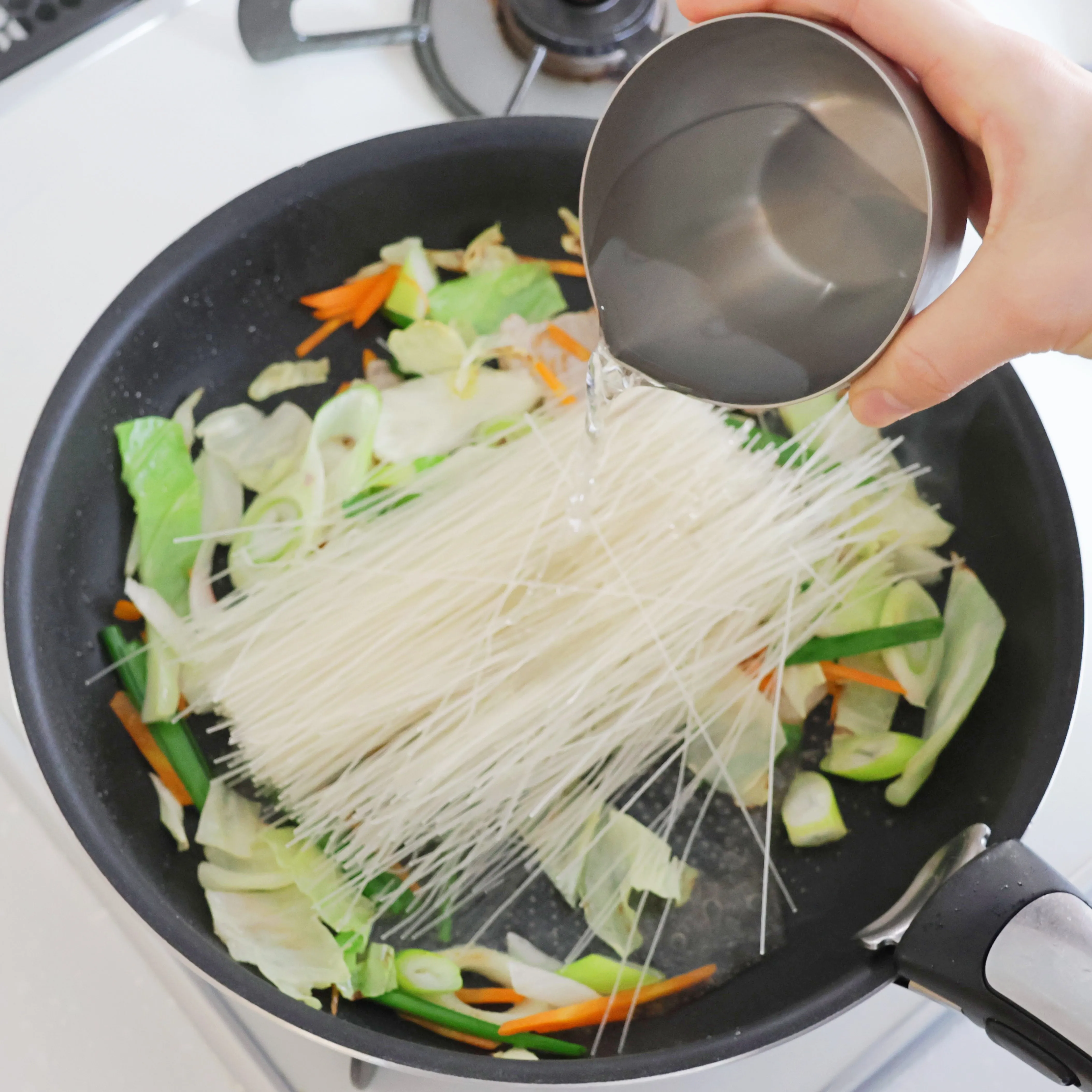 たっぷり野菜を入れてつくる焼ビーフン【基本の作り方】 | 今日のレシピ | ビーフンのケンミン食品