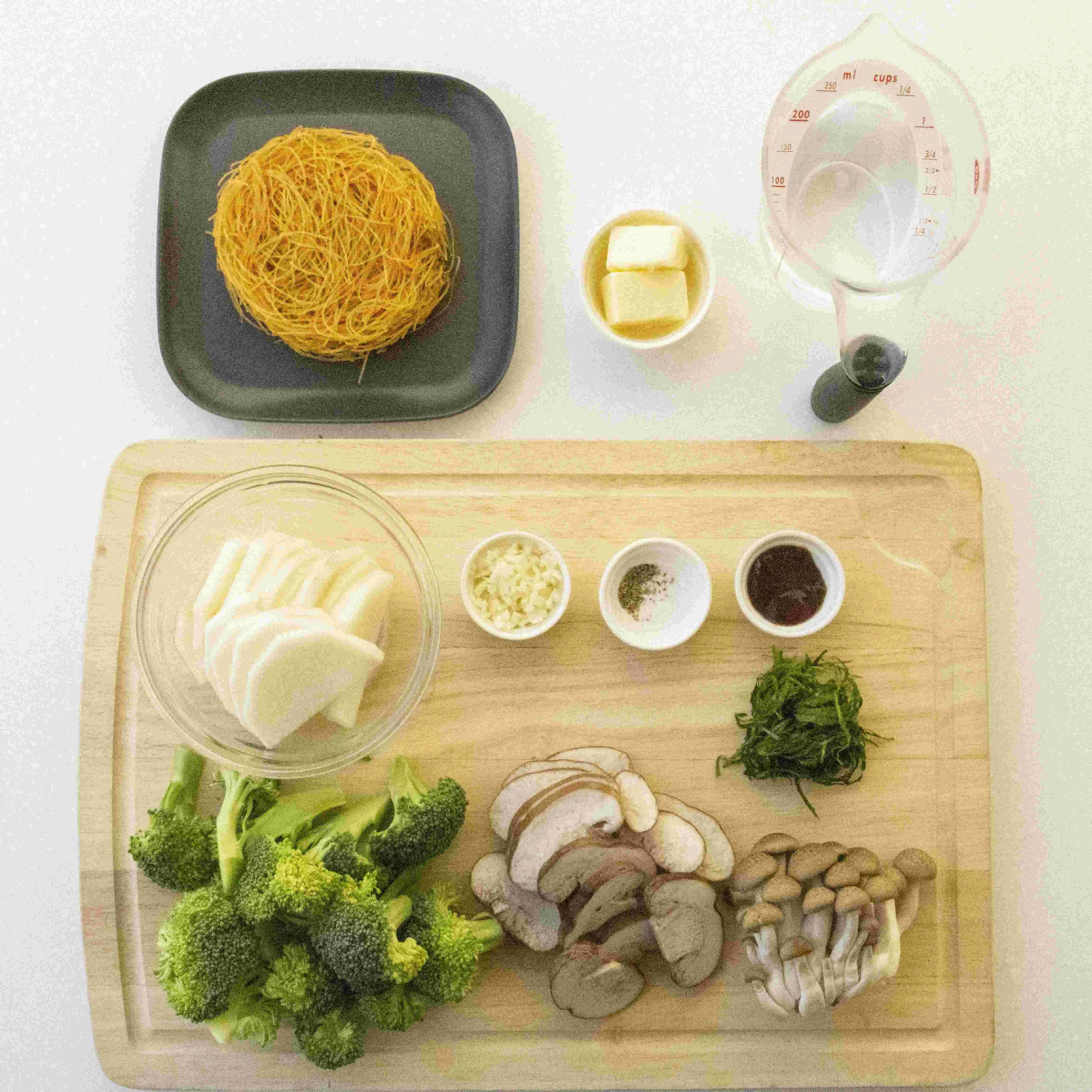 長芋ときのこの にんにくバター焼ビーフン_作り方