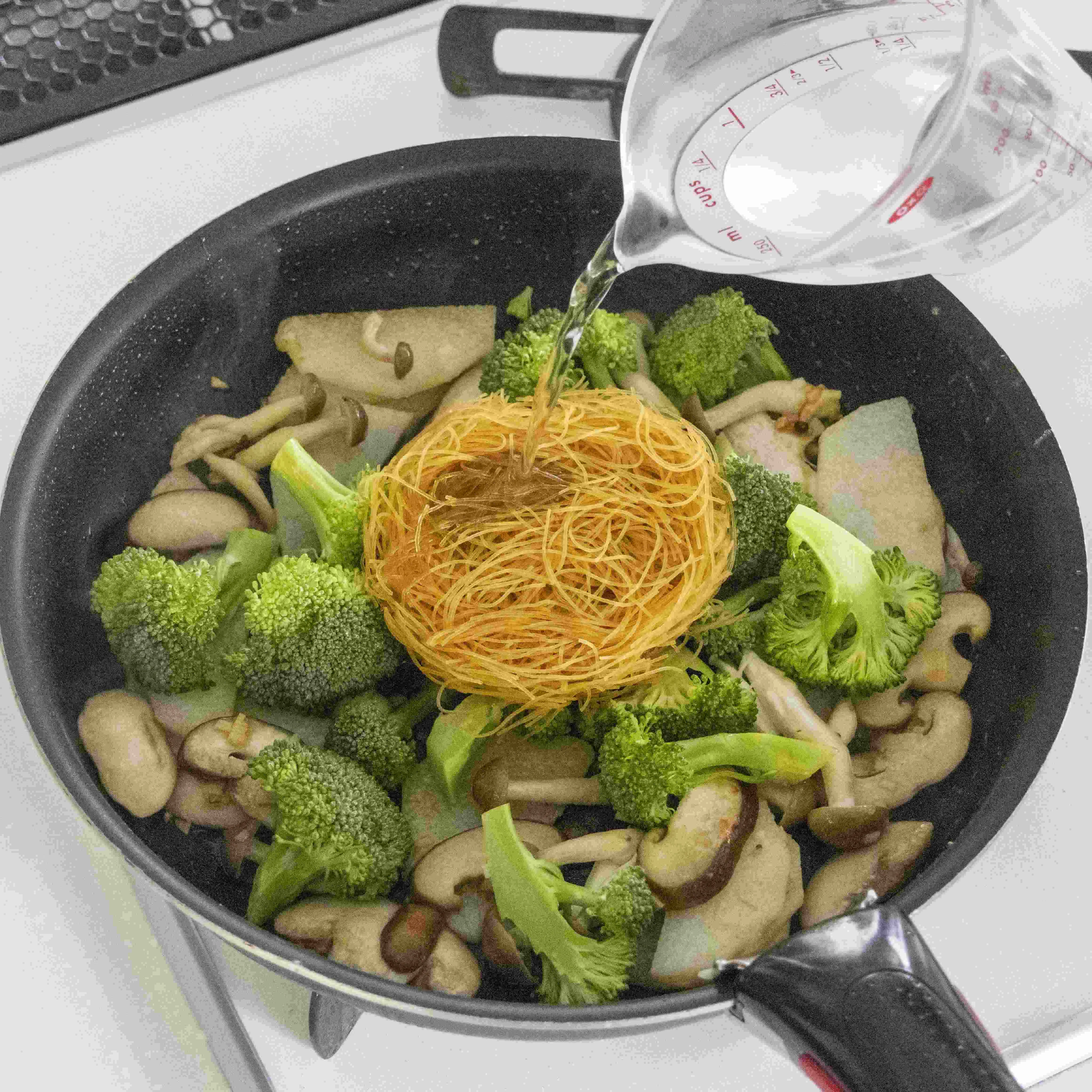 長芋ときのこの にんにくバター焼ビーフン_作り方