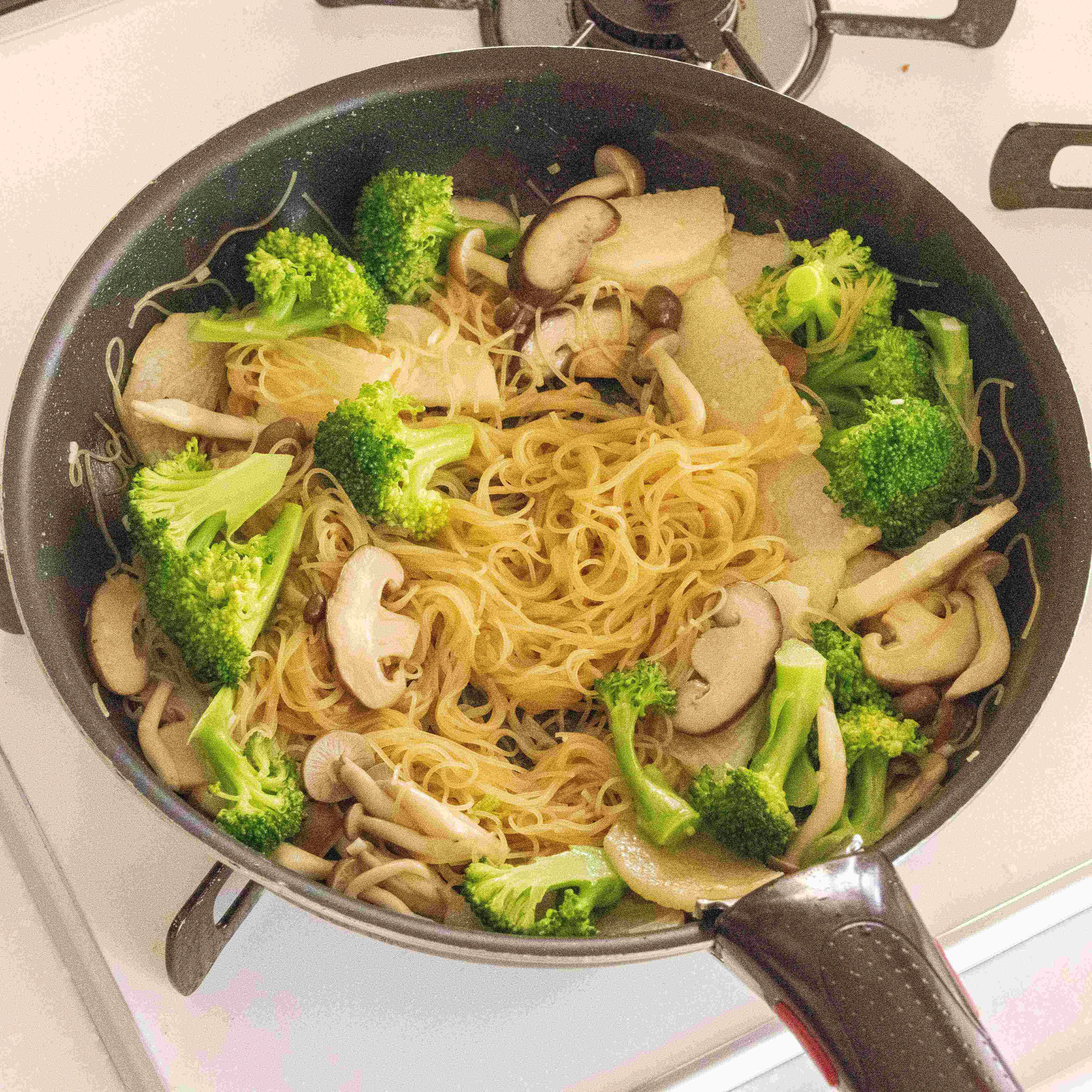 長芋ときのこの にんにくバター焼ビーフン_作り方