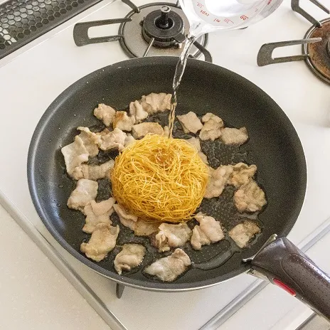 香りさわやか♪豚バラとみょうがの焼ビーフン_作り方