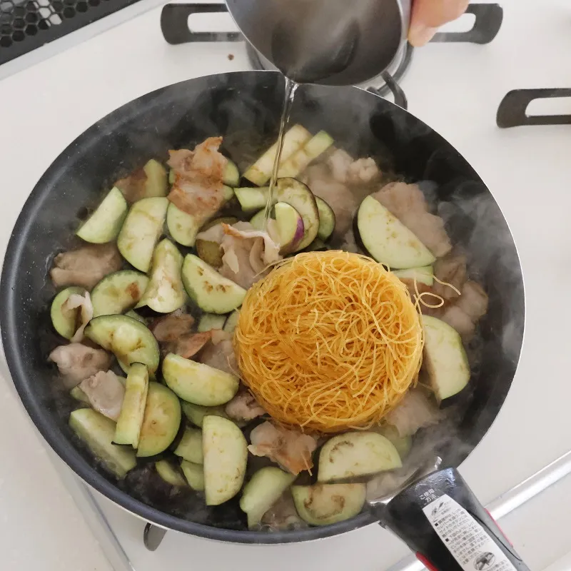 簡単!豚ばらとトロッとなすの焼ビーフン_作り方