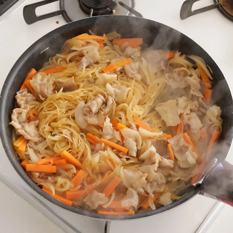 余ったうなぎのタレ活用レシピ! 甘辛豚かば焼ビーフン_作り方