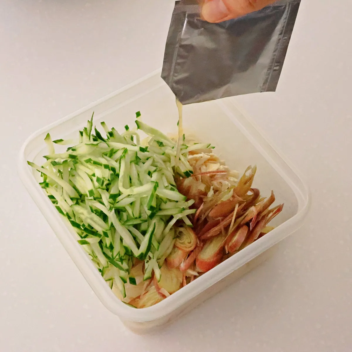 レンジで簡単調理!きゅうりとみょうがのさっぱりサラダビーフン_作り方