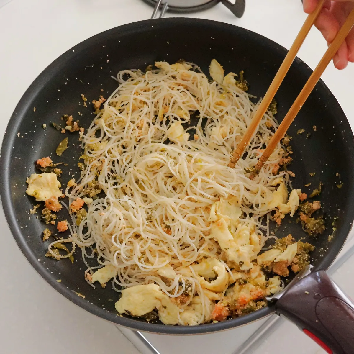 味付けいらずで簡単!めんたい高菜の焼ビーフン_作り方