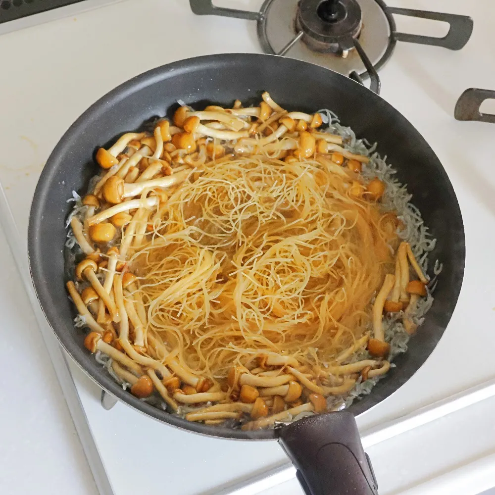 少ない具材で簡単!なめこ焼ビーフン_作り方
