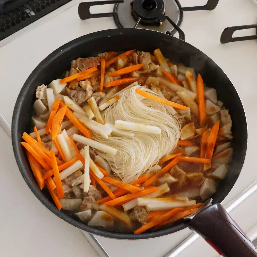 里芋と根菜たっぷり!簡単コク旨みそ焼ビーフン_作り方