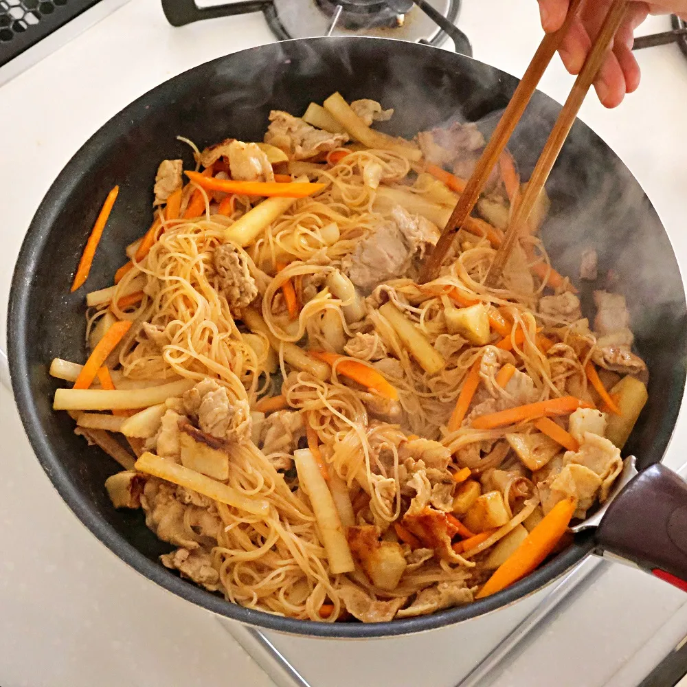 里芋と根菜たっぷり!簡単コク旨みそ焼ビーフン_作り方