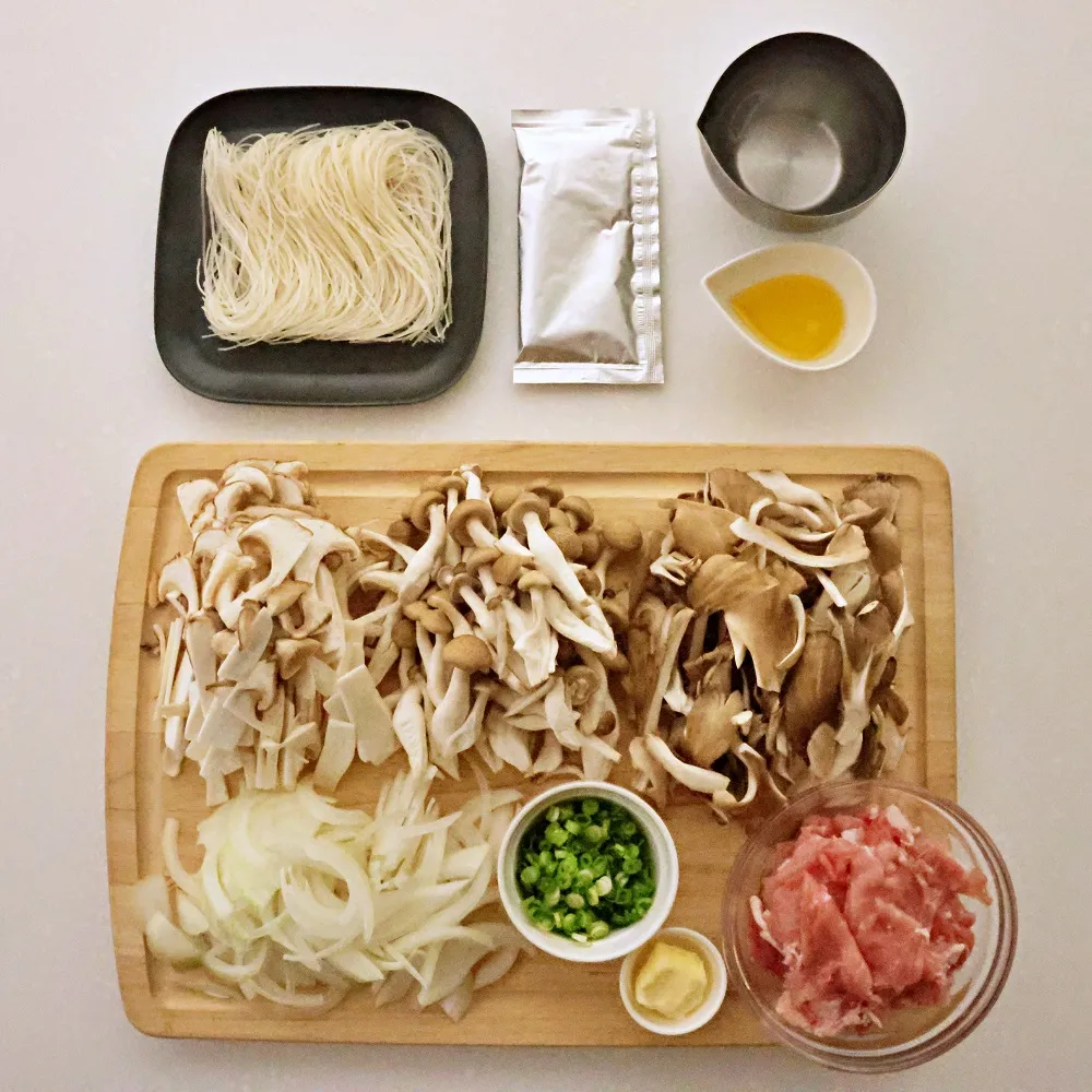秋の味覚を楽しむ♪たっぷりきのこのオイスターバター焼ビーフン_作り方