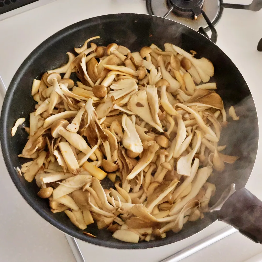 秋の味覚を楽しむ♪たっぷりきのこのオイスターバター焼ビーフン_作り方
