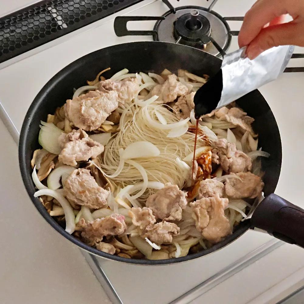 秋の味覚を楽しむ♪たっぷりきのこのオイスターバター焼ビーフン_作り方