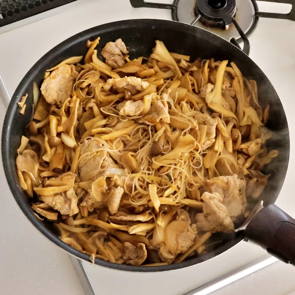 秋の味覚を楽しむ♪たっぷりきのこのオイスターバター焼ビーフン_作り方