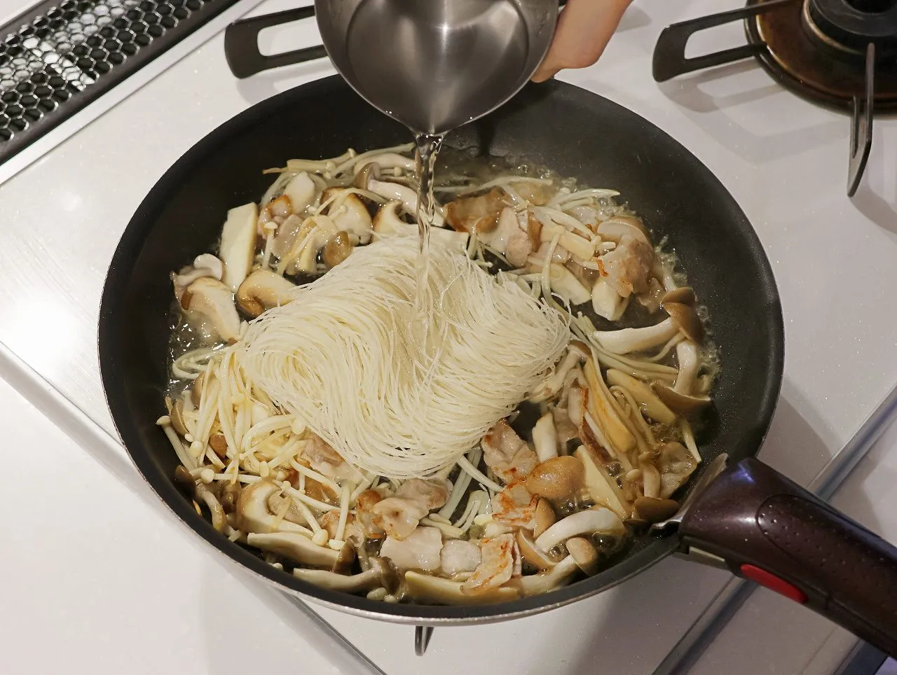 調味料いらずで簡単!たっぷりきのこのこく旨塩焼ビーフン_作り方