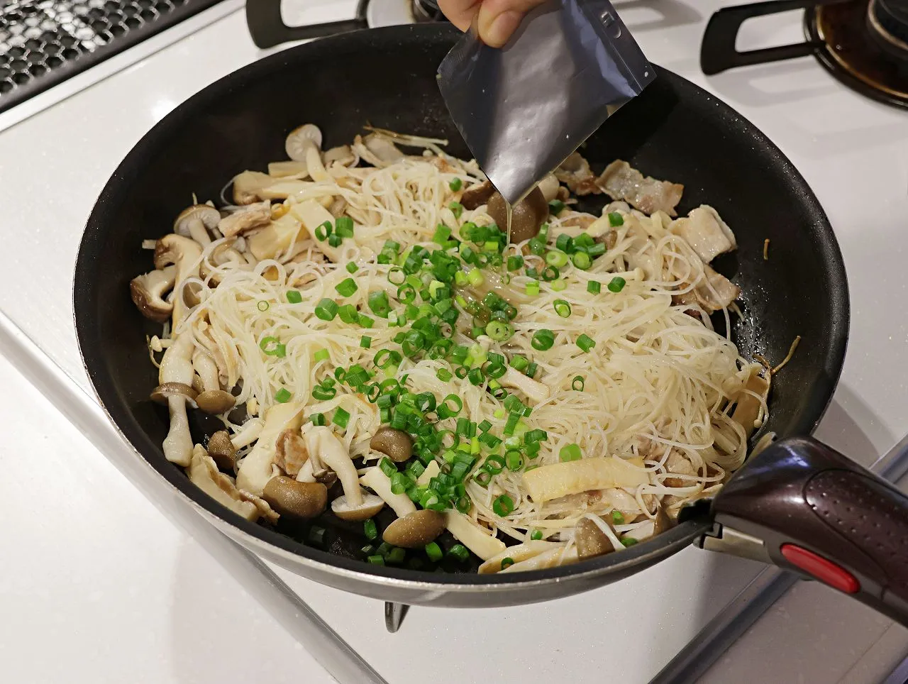 調味料いらずで簡単!たっぷりきのこのこく旨塩焼ビーフン_作り方
