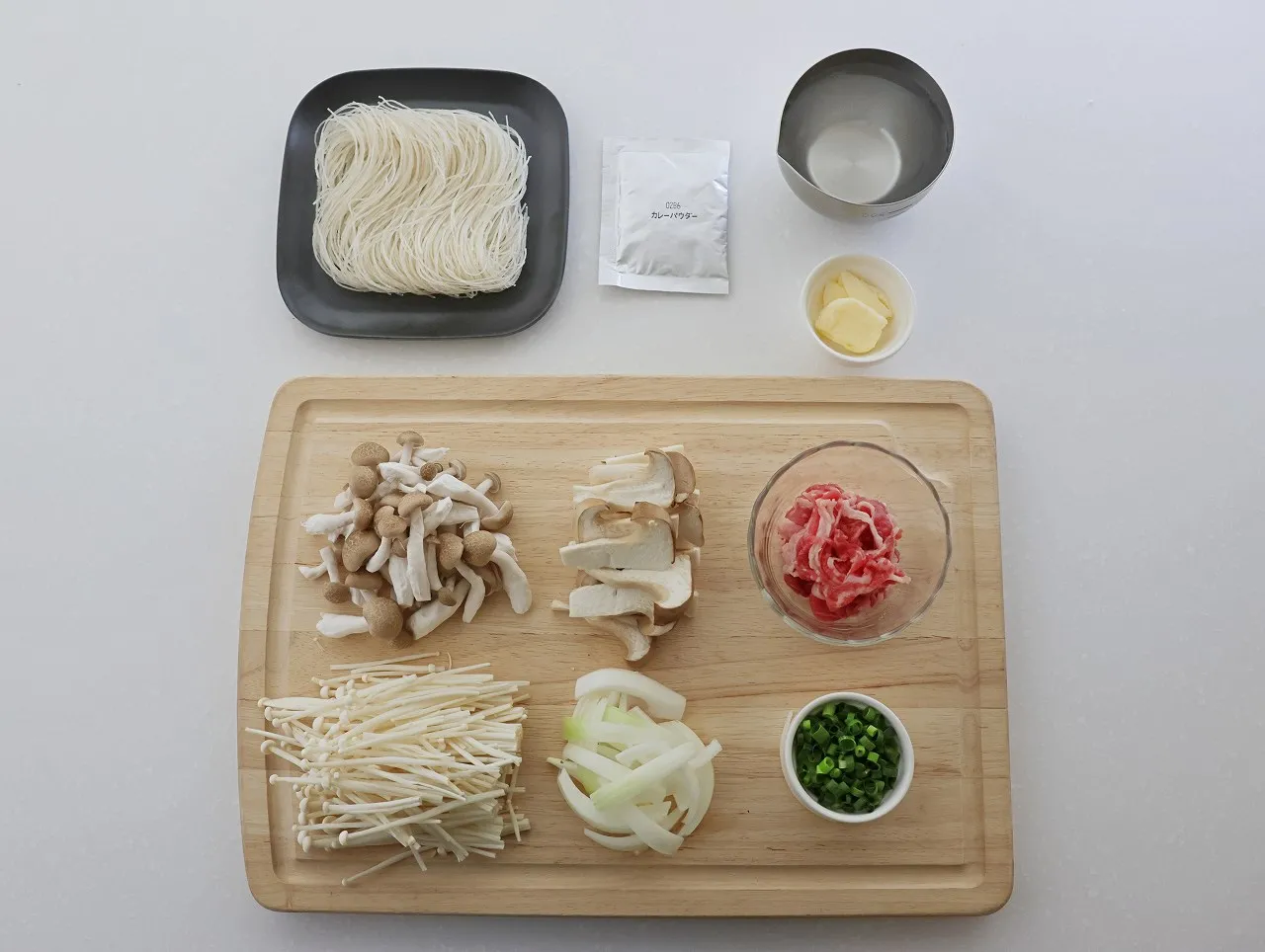 バター香る♪たっぷりきのこと牛肉のカレー焼ビーフン_作り方