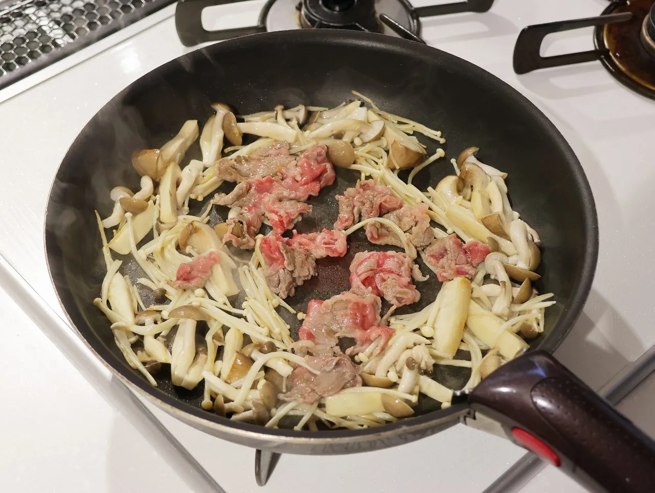 バター香る♪たっぷりきのこと牛肉のカレー焼ビーフン_作り方
