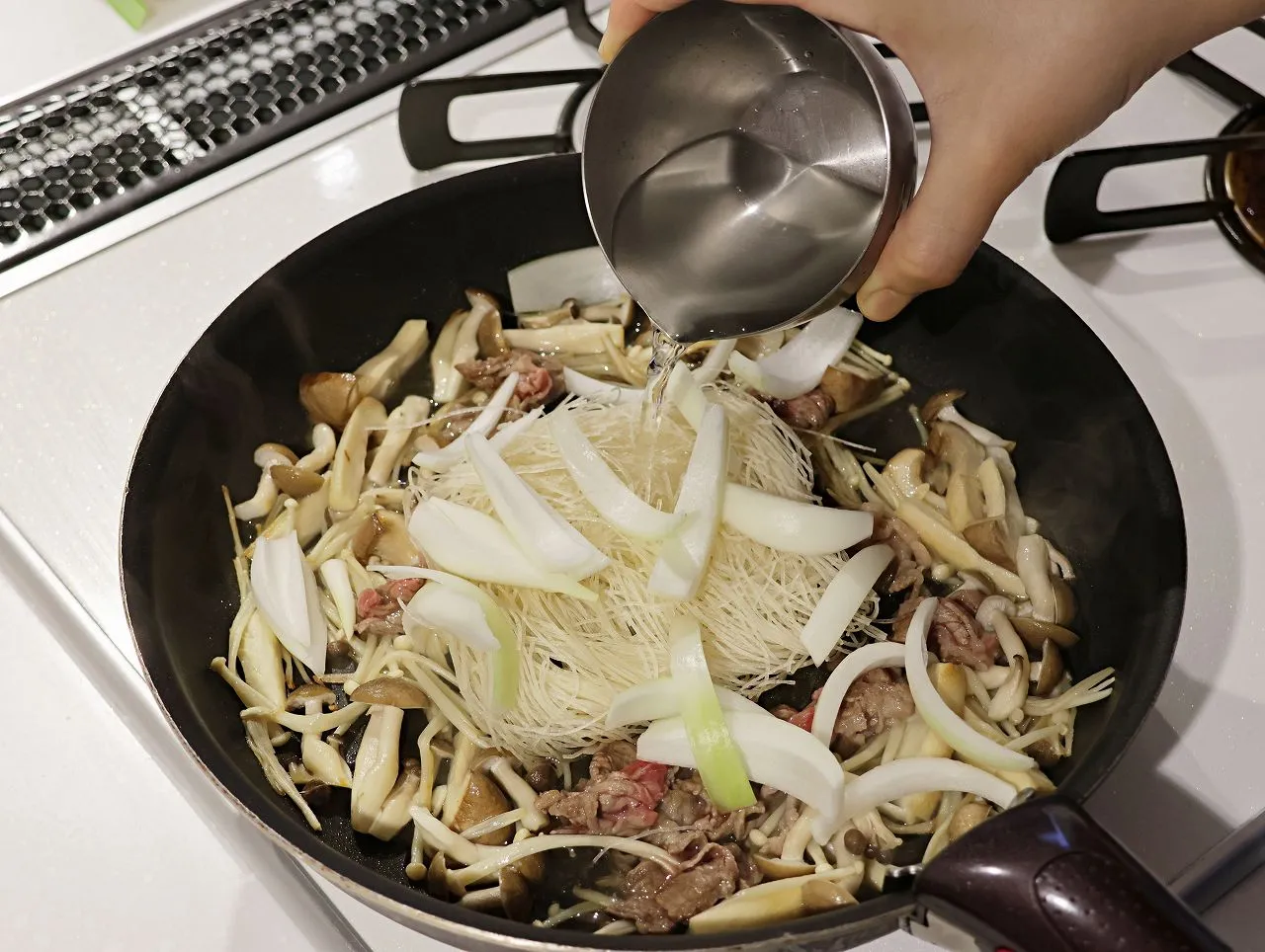 バター香る♪たっぷりきのこと牛肉のカレー焼ビーフン_作り方