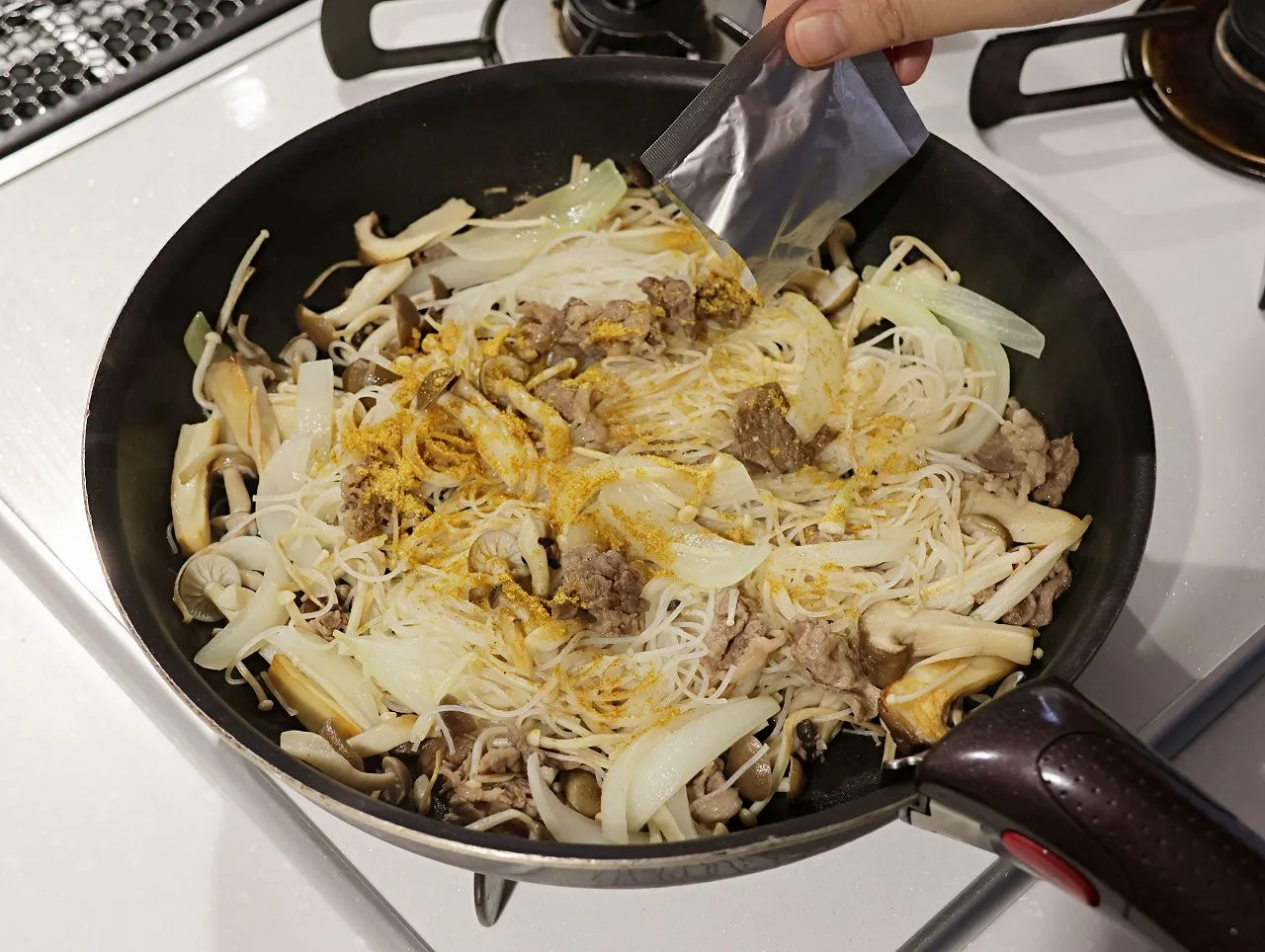 バター香る♪たっぷりきのこと牛肉のカレー焼ビーフン_作り方