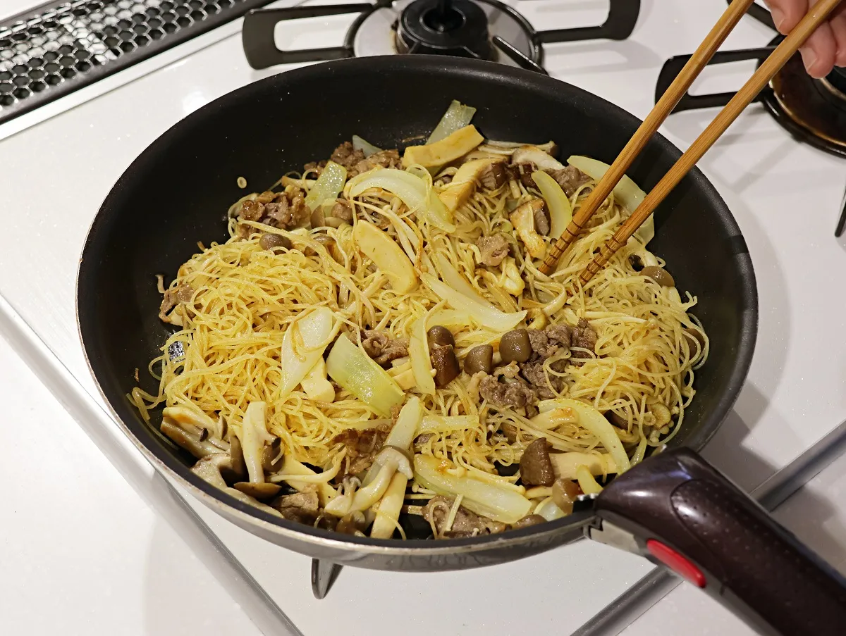 バター香る♪たっぷりきのこと牛肉のカレー焼ビーフン_作り方