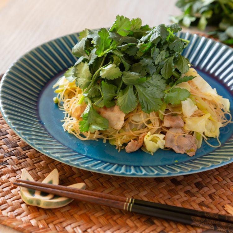 パクチーが決め手！香菜まるごと焼ビーフン