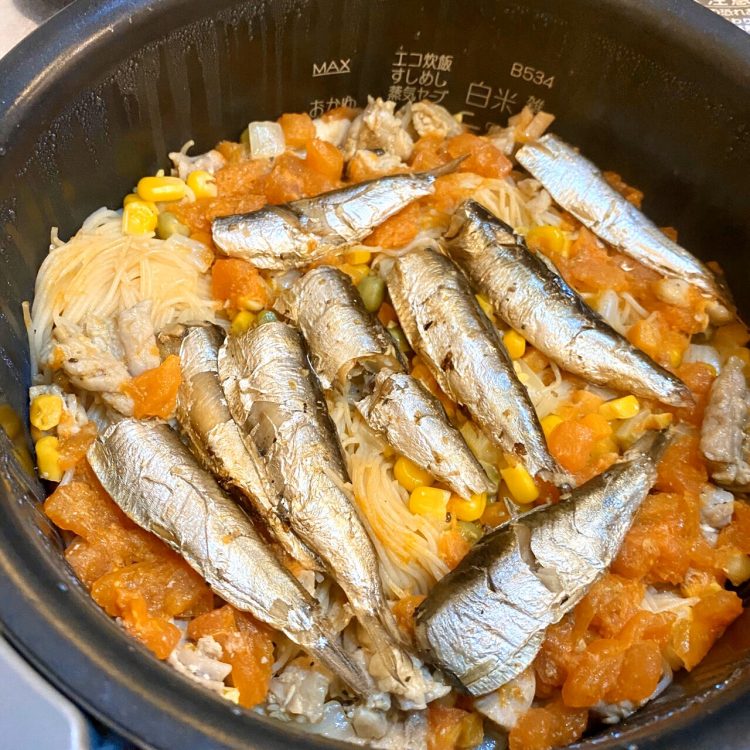 オイルサーディンと鶏せせりの炊き込みビーフン飯