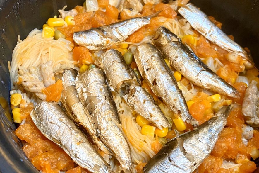 オイルサーディンと鶏せせりの炊き込みビーフン飯