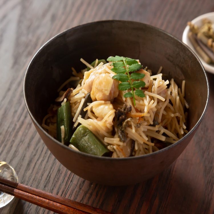 比内地鶏と山菜の鶏飯炊き込みビーフン