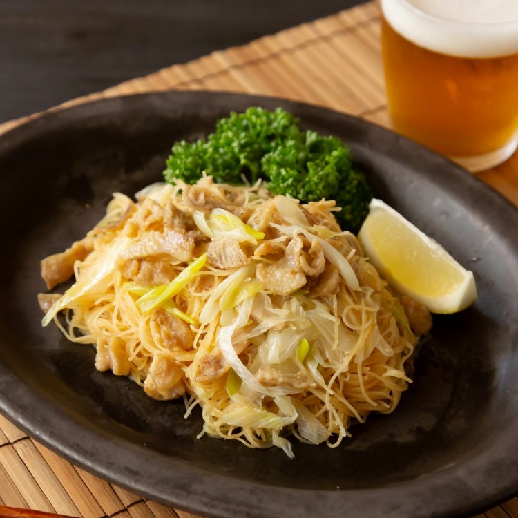 鶏皮のおつまみビーフン