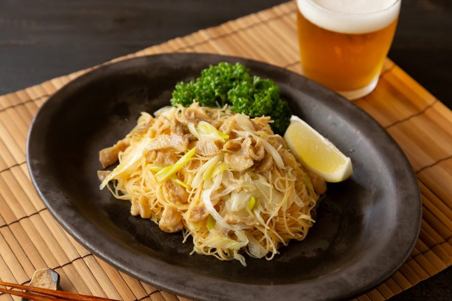 鶏皮のおつまみビーフン