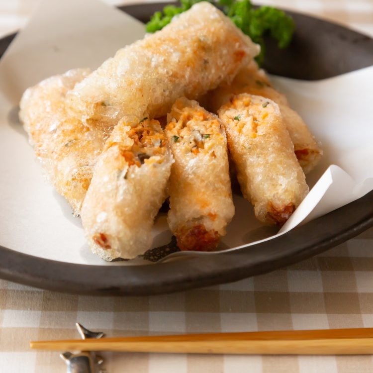 パリパリのライスペーパー揚げ、秋鮭とチーズを盛り込んだ春巻きをご紹介