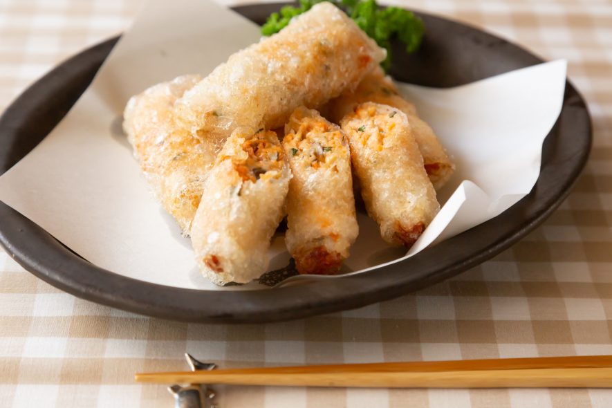 パリパリのライスペーパー揚げ、秋鮭とチーズを盛り込んだ春巻きをご紹介