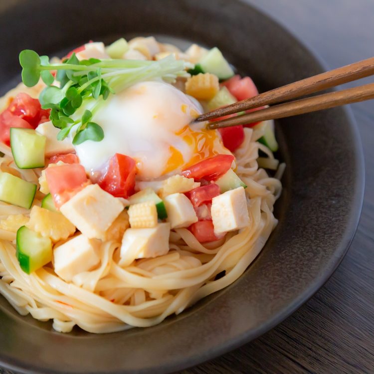 ピリ辛ダレで和えた中華風フォーの冷麺