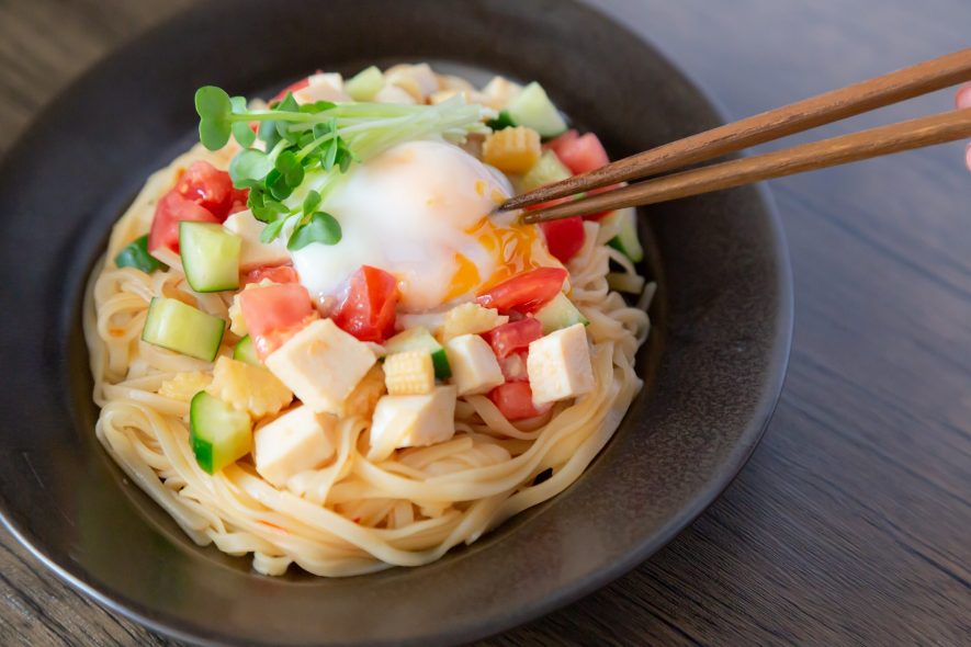 ピリ辛ダレで和えた中華風フォーの冷麺