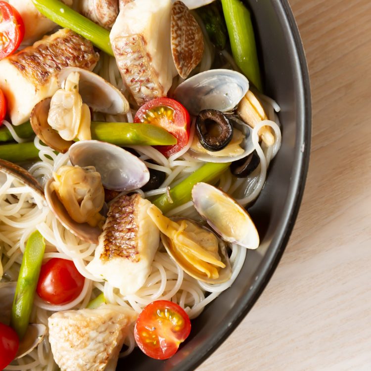 アクアパッツァパスタをフライパンで簡単調理！魚介のうまみを味わおう