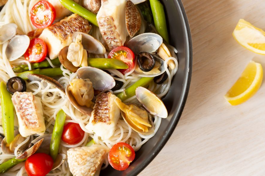 アクアパッツァパスタをフライパンで簡単調理！魚介のうまみを味わおう