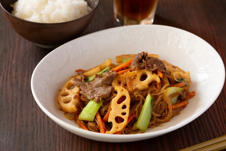 焼き肉のタレで簡単♪牛肉と小松菜の春雨炒め