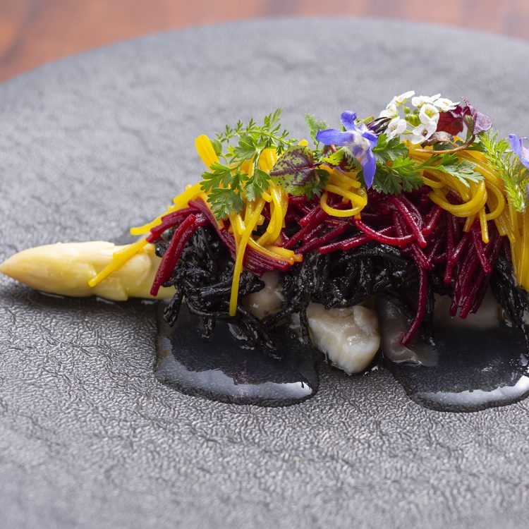 白アスパラガスと貝類を使った ３種の味を染み込ませたビーフンのソース仕立て