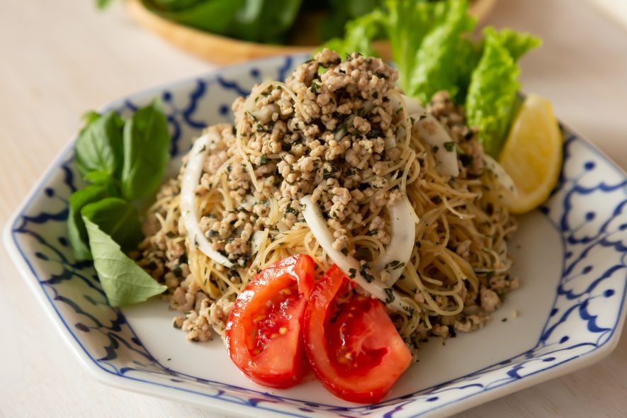 バジルとひき肉のラープ風サラダビーフン