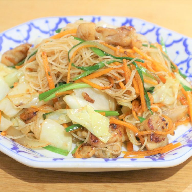 スパイスの香りが癖になるアジアン焼ビーフン