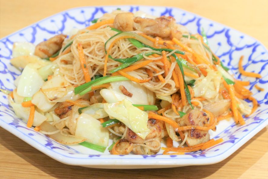 スパイスの香りが癖になるアジアン焼きビーフン