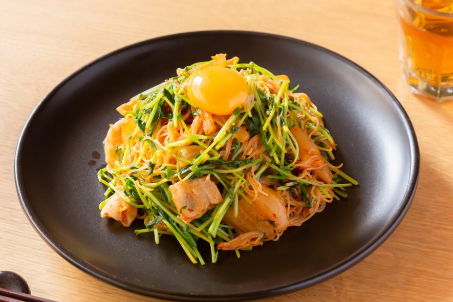 キムチでアレンジ！ピリ辛豆苗焼ビーフンのレシピ