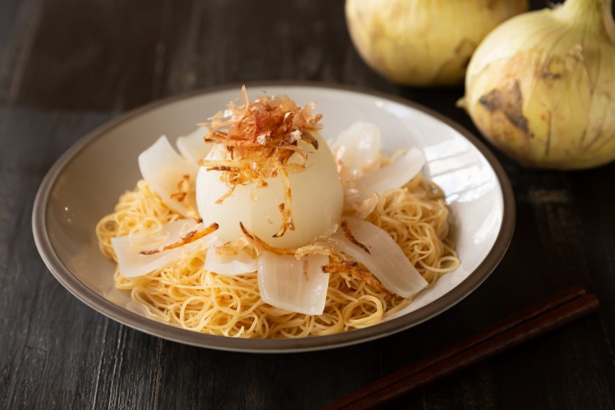 電子レンジで簡単♪新玉ねぎを丸ごと使った焼ビーフン