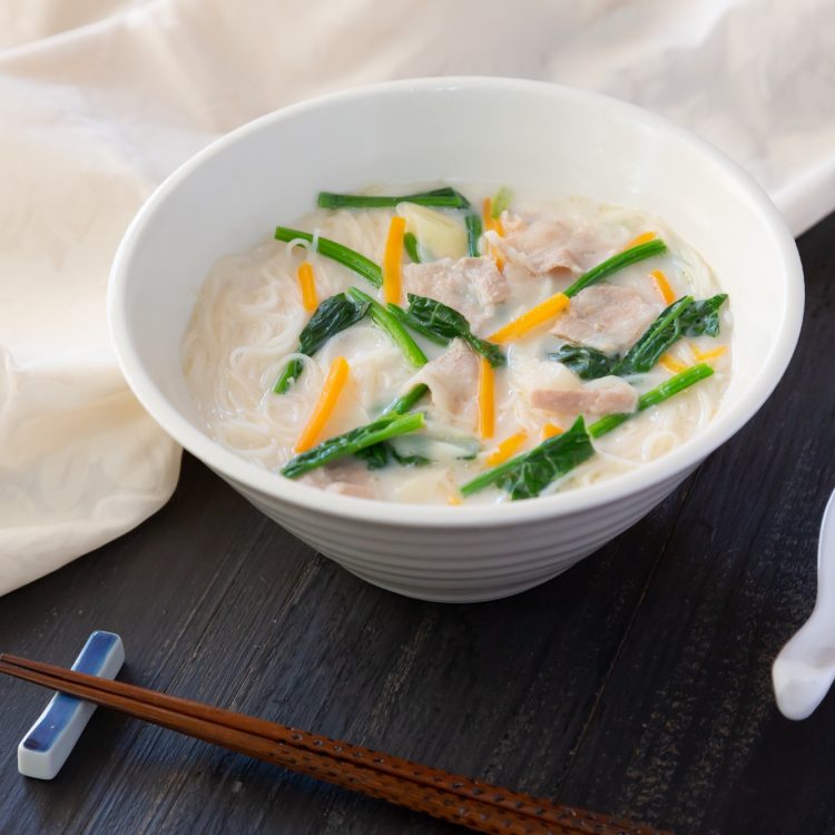 白湯風ビーフン-牛乳と野菜たっぷり使ったスープメニュー