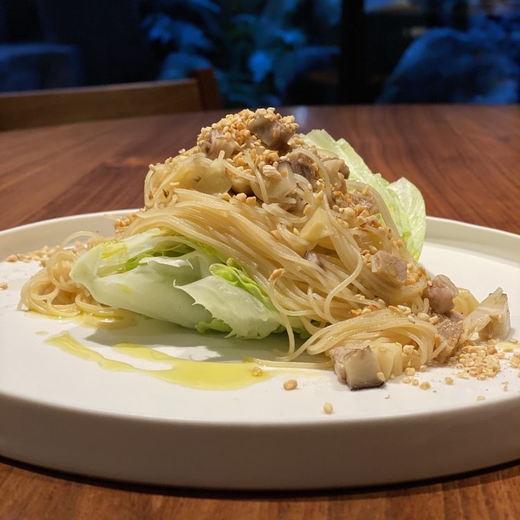 採れたてレタスと焼ビーフンのエスニックスタイル