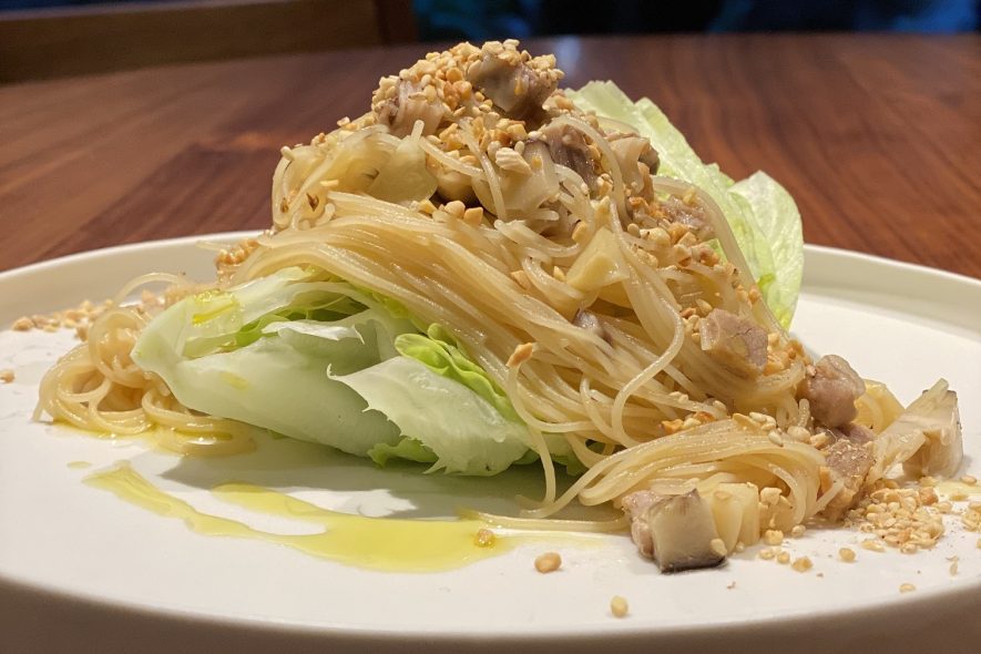 採れたてレタスと焼ビーフンのエスニックスタイル