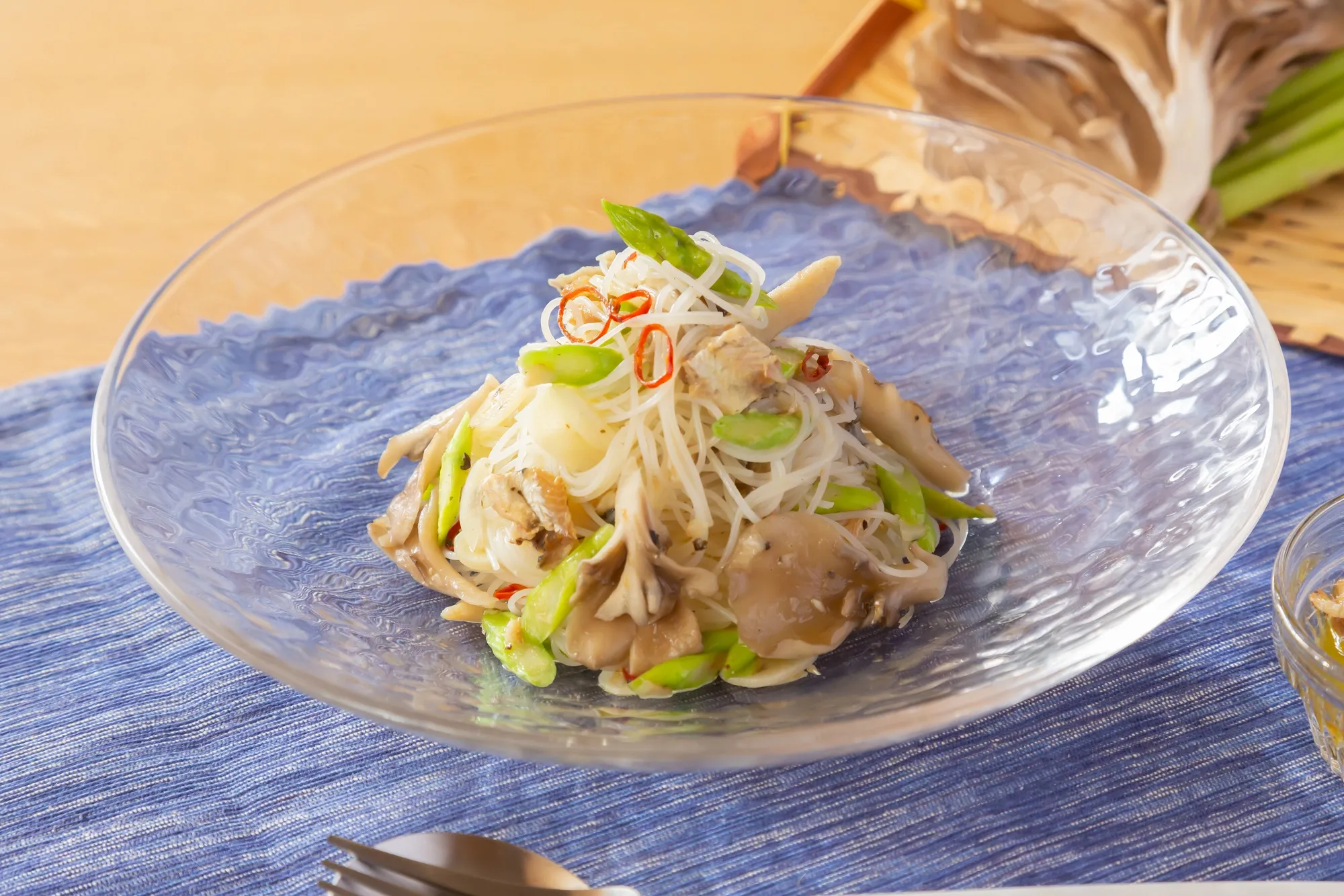 アスパラとまいたけのペペロンチーノ風冷製ビーフン