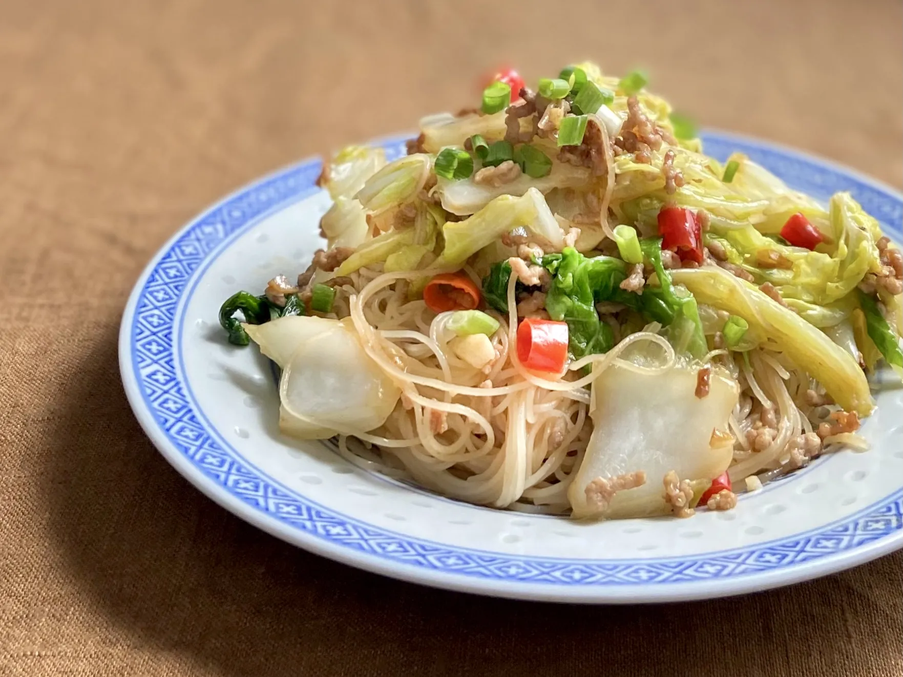 白菜の甘み広がるピリ辛ビーフン